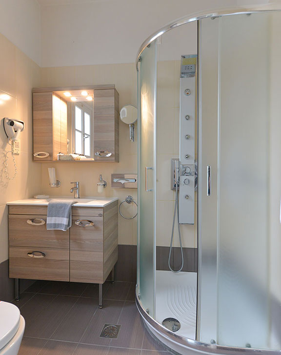 Μοντέρνο μπάνιο στα superior δωμάτια