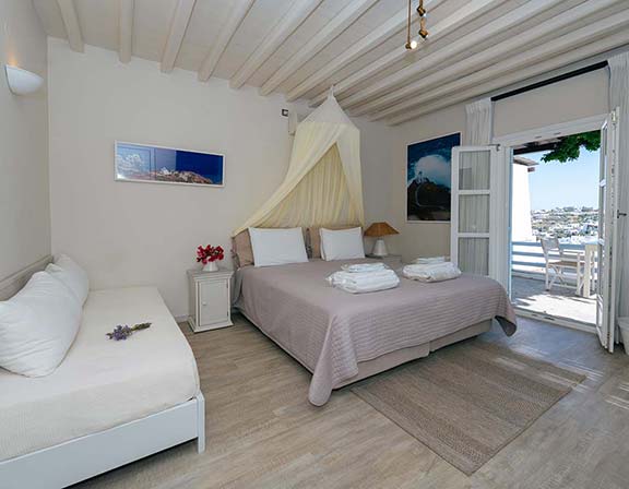 Chambre supérieure spacieuse avec lit double et canapé-lit