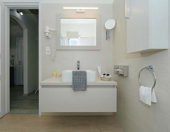 Salle de bain moderne dans les chambres supérieures
