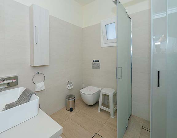 Salle de bain moderne dans les chambres supérieures